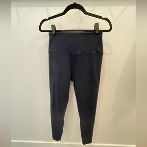 Beyond Yoga space dye caught I. The midi high-rise leggings. Color Navy Size L